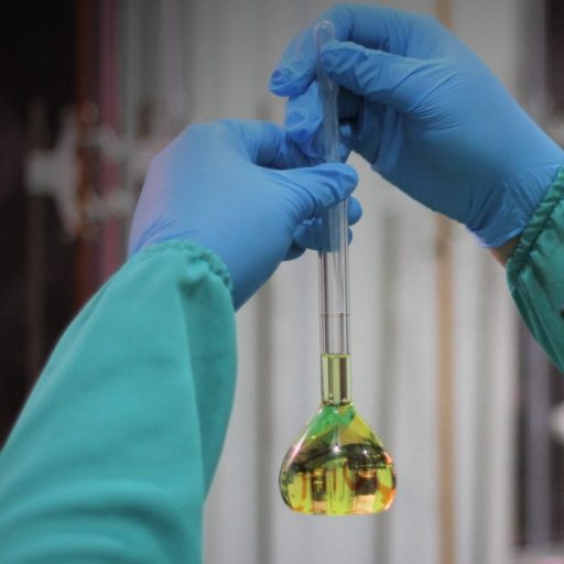 orang yang sedang melakukan uji analisa laboratorium