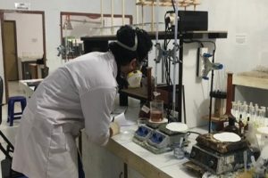 seseorang yang sedang mengerjakan validasi metode uji